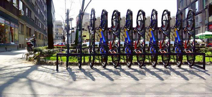 auto mart - okomiti bicikl parking