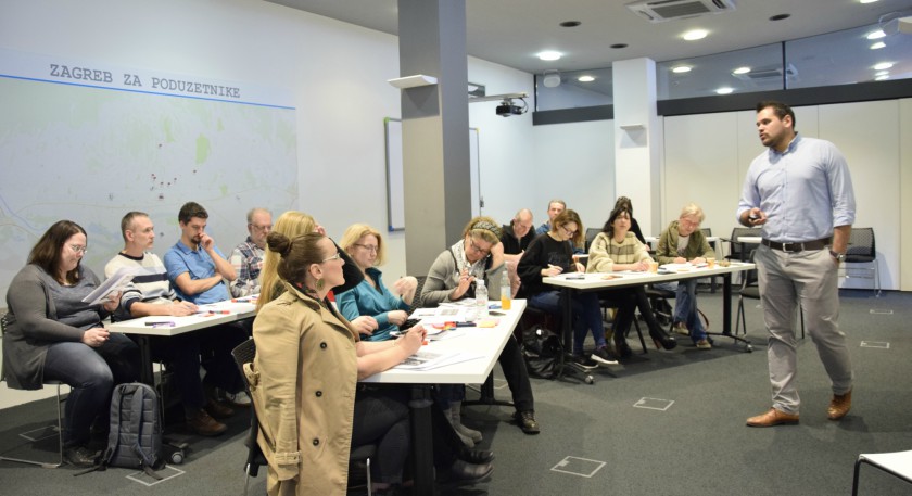 design-thinking-plavi-ured