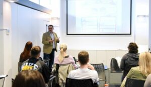 tko je vlasnik domene zicer plavi ured