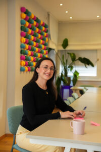 Portret Valerije Jelaš s osmijehom, simbolizira buduće planove