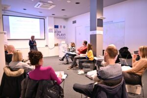 Sudionici radionice o pregovaranju s teškim kupcima.