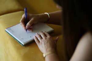 Michelle Juric piše u journal, mindset coach iz Zagreba